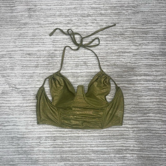 PrettyLittleThing Metallic Crop Top - Picture 2 of 6